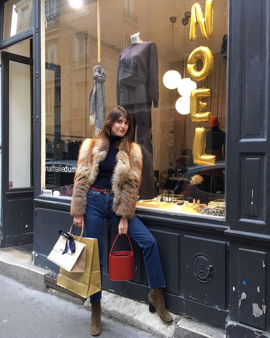 Jeanne Damas Winter style with fur coat, Levi's jeans, suede boots and bucket bag