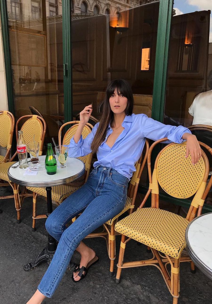 Blue cotton-up shirt and blue jeans Leia Sfez French Girl Spring outfits