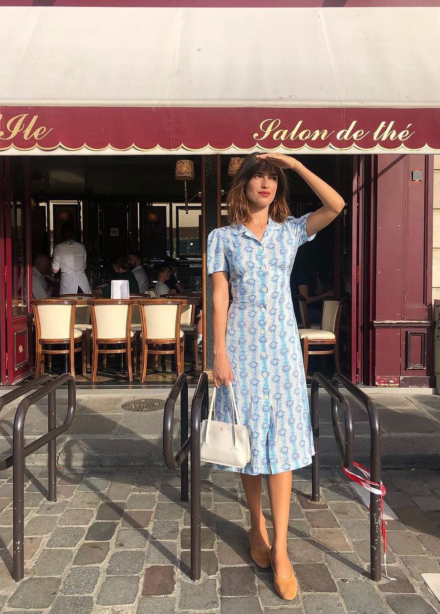 Blue vintage midi dress and white bag Jeanne Damas French Girl Spring outfits