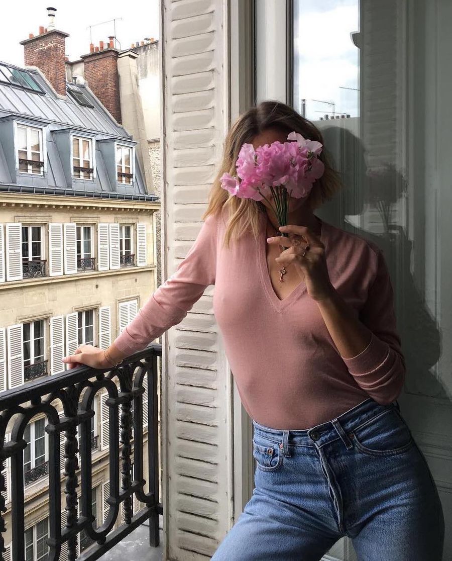 Pink wool sweater and blue jeans Anne Laure Mais French Girl Spring Outfits