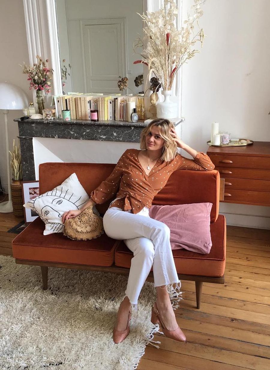 Rust top and white jeans with raffia shoes Anne laure mais French Girl Spring style ideas