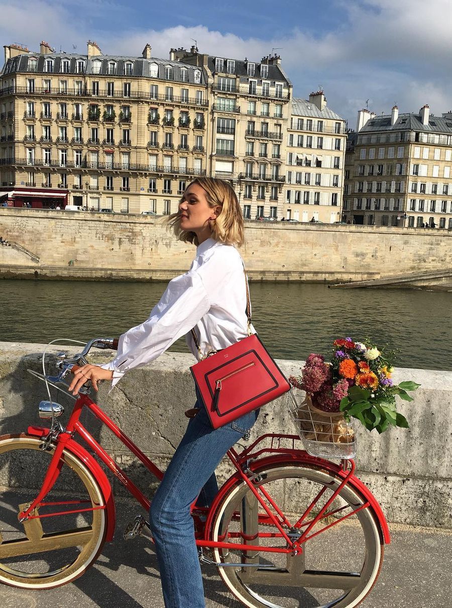 White cotton button-up shirt and blue jeans with red leather bag on Adenorah in Paris French Girl Spring syle ideas