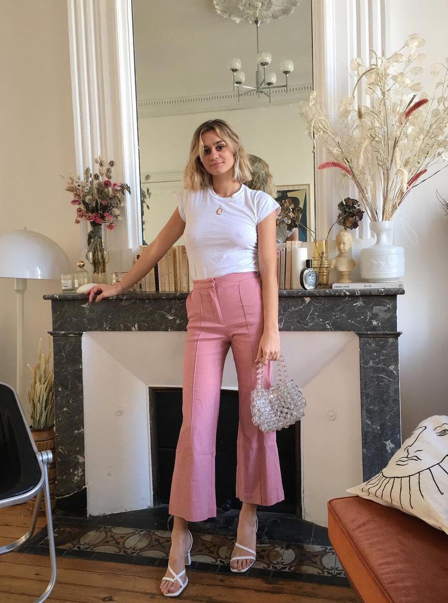 White t-shirt and pink flared pants with white sandals Anne laure mais French Girl Spring outfit ideas