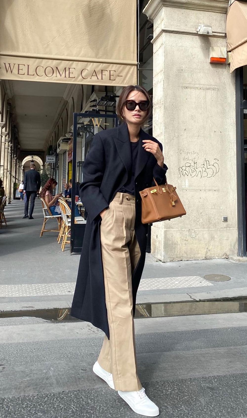 French girl Fall outfits beige pants black wool coat Hermes bag elborn_doris