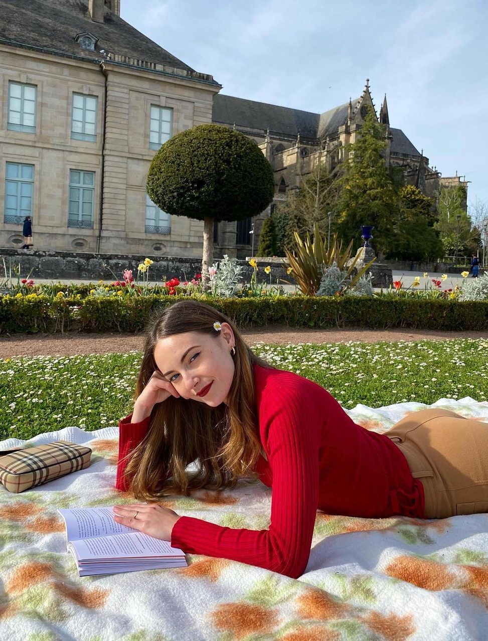 Things french girls do Read in Parks lea.elisabeth.a