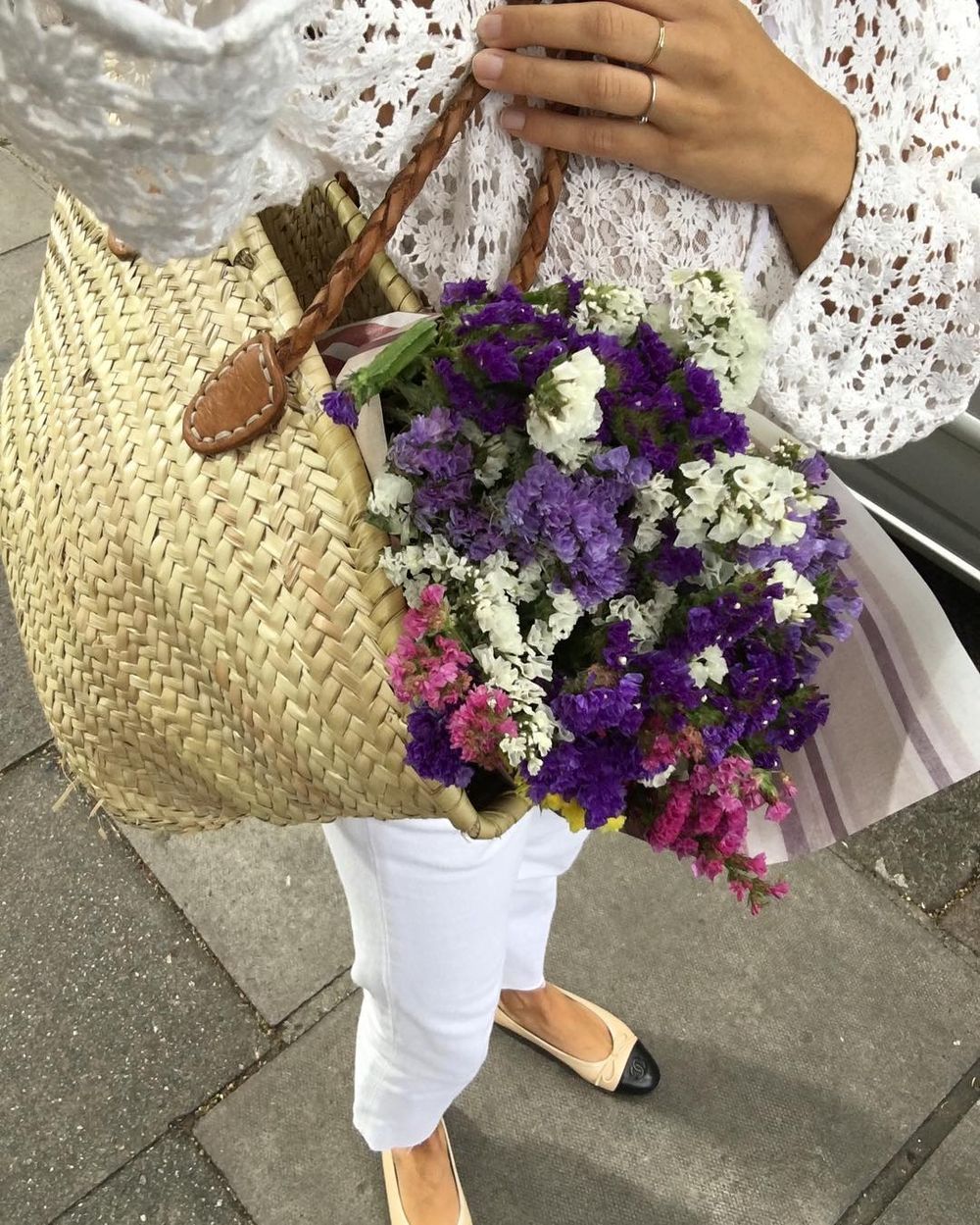 French girl Straw tote basket bag chanel flats outfit annelauremais