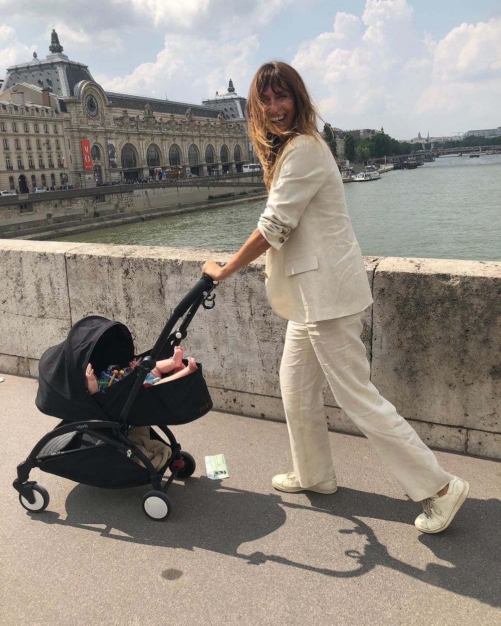 French girl Mom style beige linen jacket and pants @carolinedemaigret @chufy