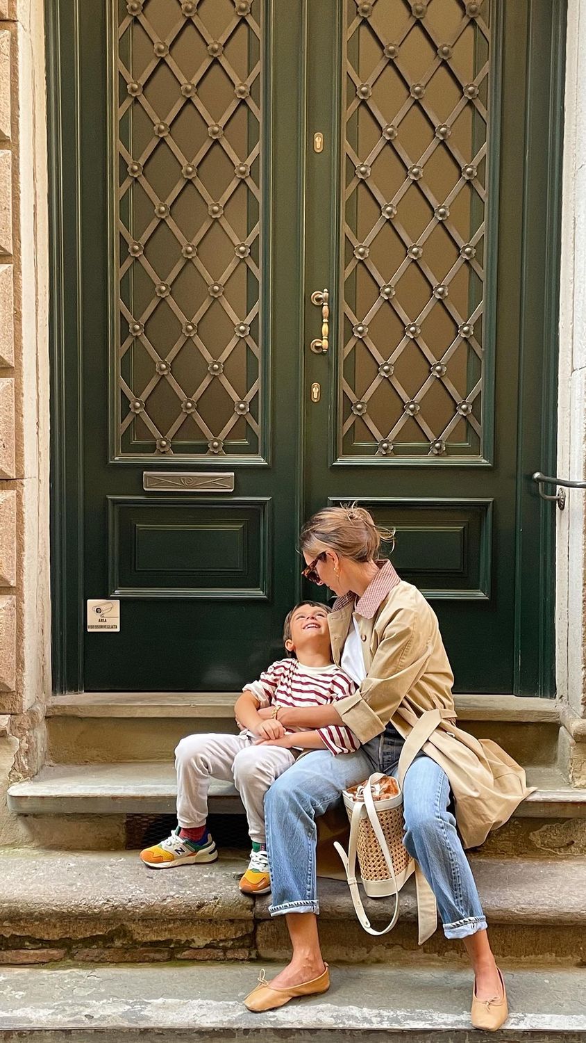 French girl Mom style trench and jeans valentinabarabuffi