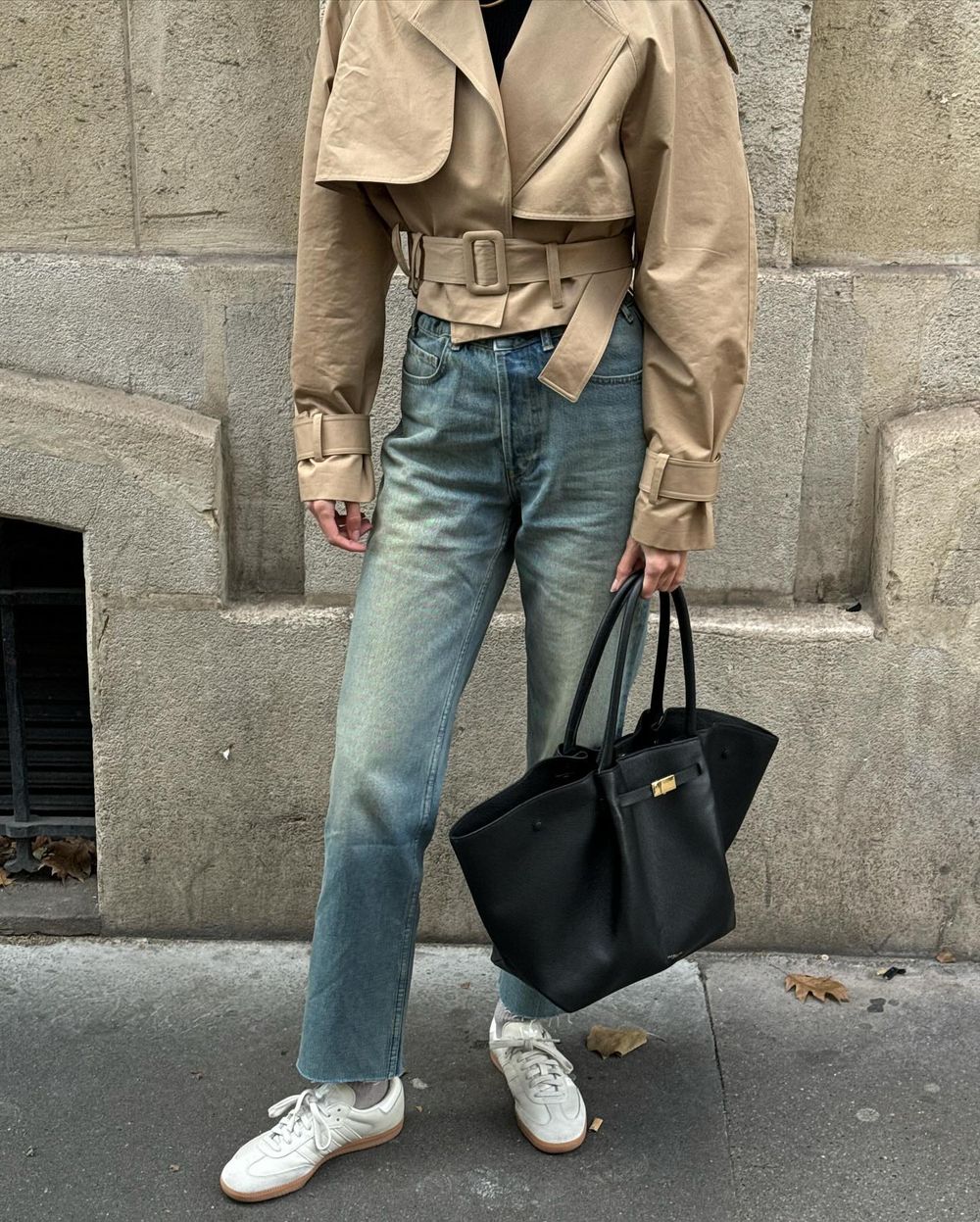 French Short trench coat outfit with jeans and white sneakers justinesoranzo