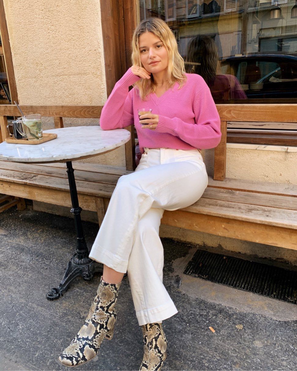 Parisian spring fashion pink sweater white jeans @sabinasocol