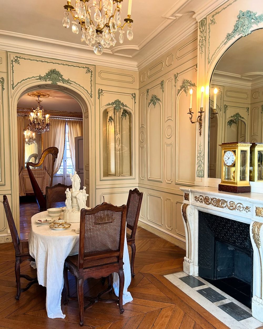 Parisian lifestyle apartment dining room museelambinet