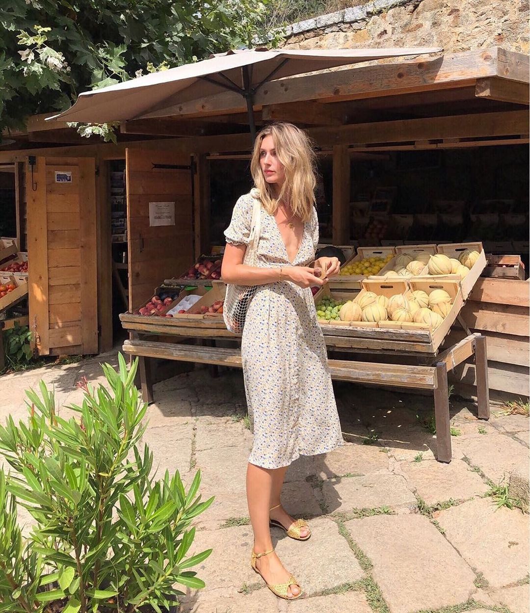 Summer dress outfits Midi dress with gold sandals Summer @lucie.rose_.mahe_